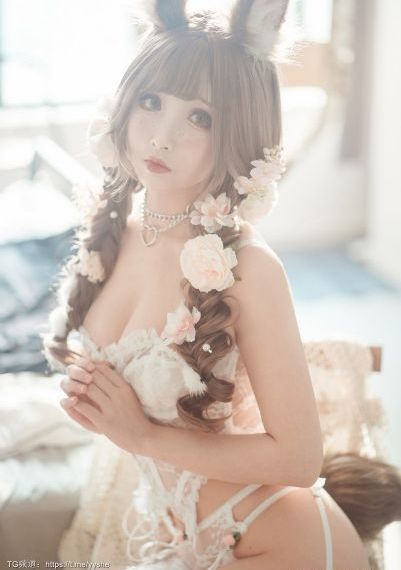 她携三宝虐翻大佬集团短剧